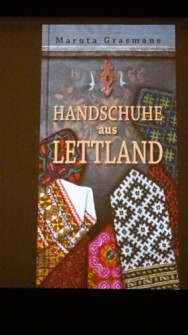 Das Cover: Handschuhe aus Lettland