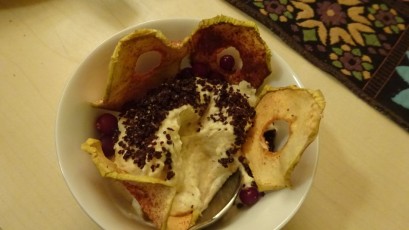 Nachtisch mit Kama, Apfelringen und geöstetem Roggenbrot