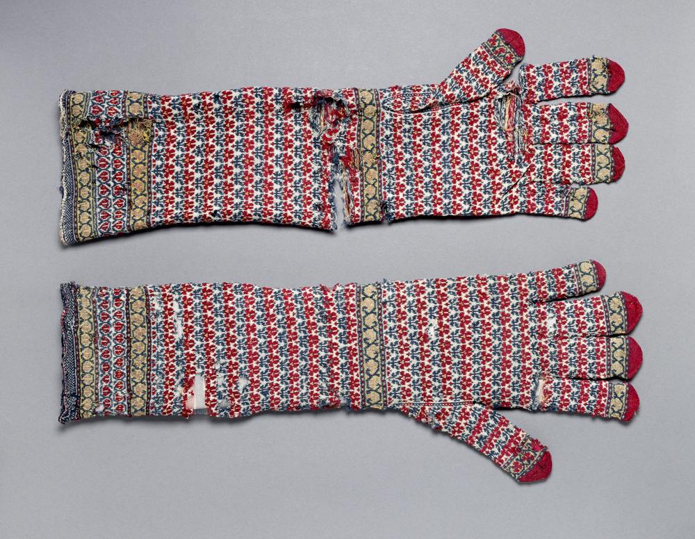 Warren Hastings, Lange, gestrickte Handschuhe