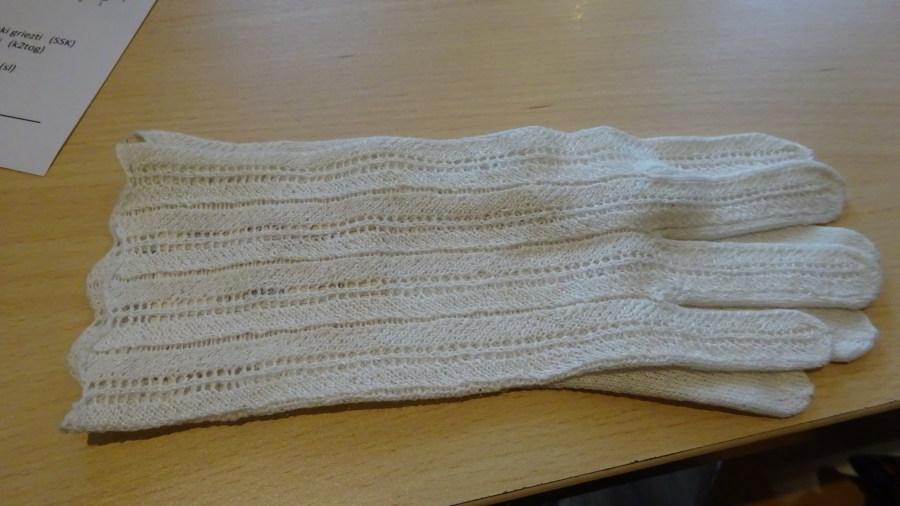 Fingerhandschuhe aus Bernsteingarn Fingerhandschuhe aus Bernsteingarn