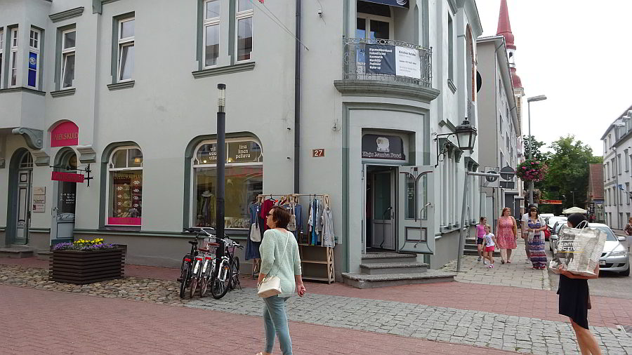 In Pärnu: Rüütli-Straße mit Garnladen