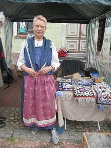 Ulrike Sulk in der von ihr entworfenen kleidsamenTeppichknüpferin-Tracht