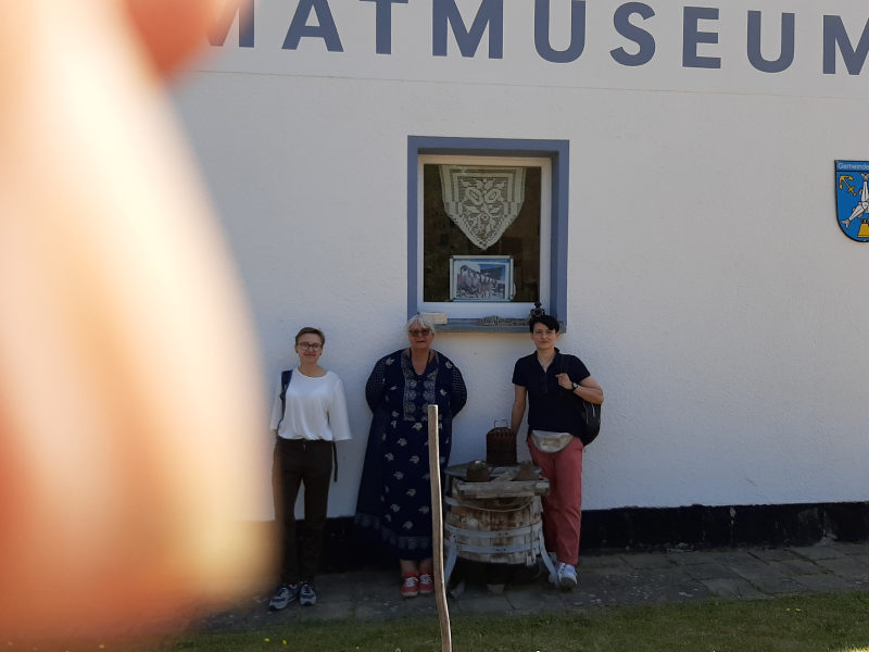 vor dem Heimatmuseum in Freest, mit Agnieszka, Katarzyna und einem Daumen